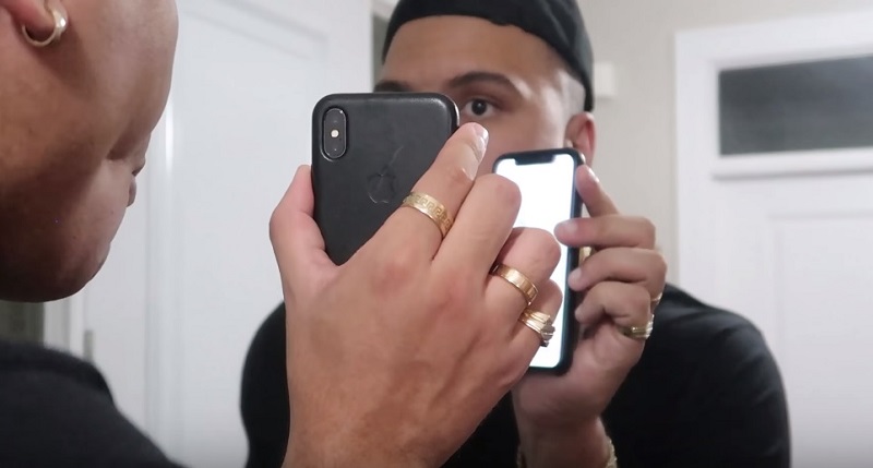 利用鏡子反射的人臉輪廓,iPhone X的Face ID順利解鎖。(圖翻攝自YouTube/WolfieRaps 影片)