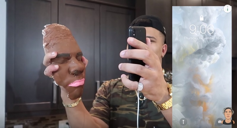 網友用自石膏面具成功騙過iPhone X 的Face ID辨識解鎖。(圖翻攝自YouTube/WolfieRaps 影片)