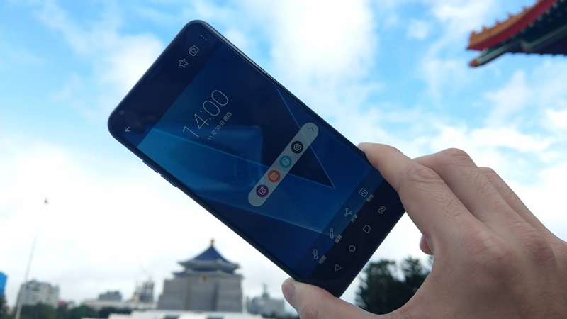 LG V30+，厚度僅7.3mm，重量僅158克，是目前市面上6吋螢幕旗艦機款最輕的。(圖記者劉惠琴攝）