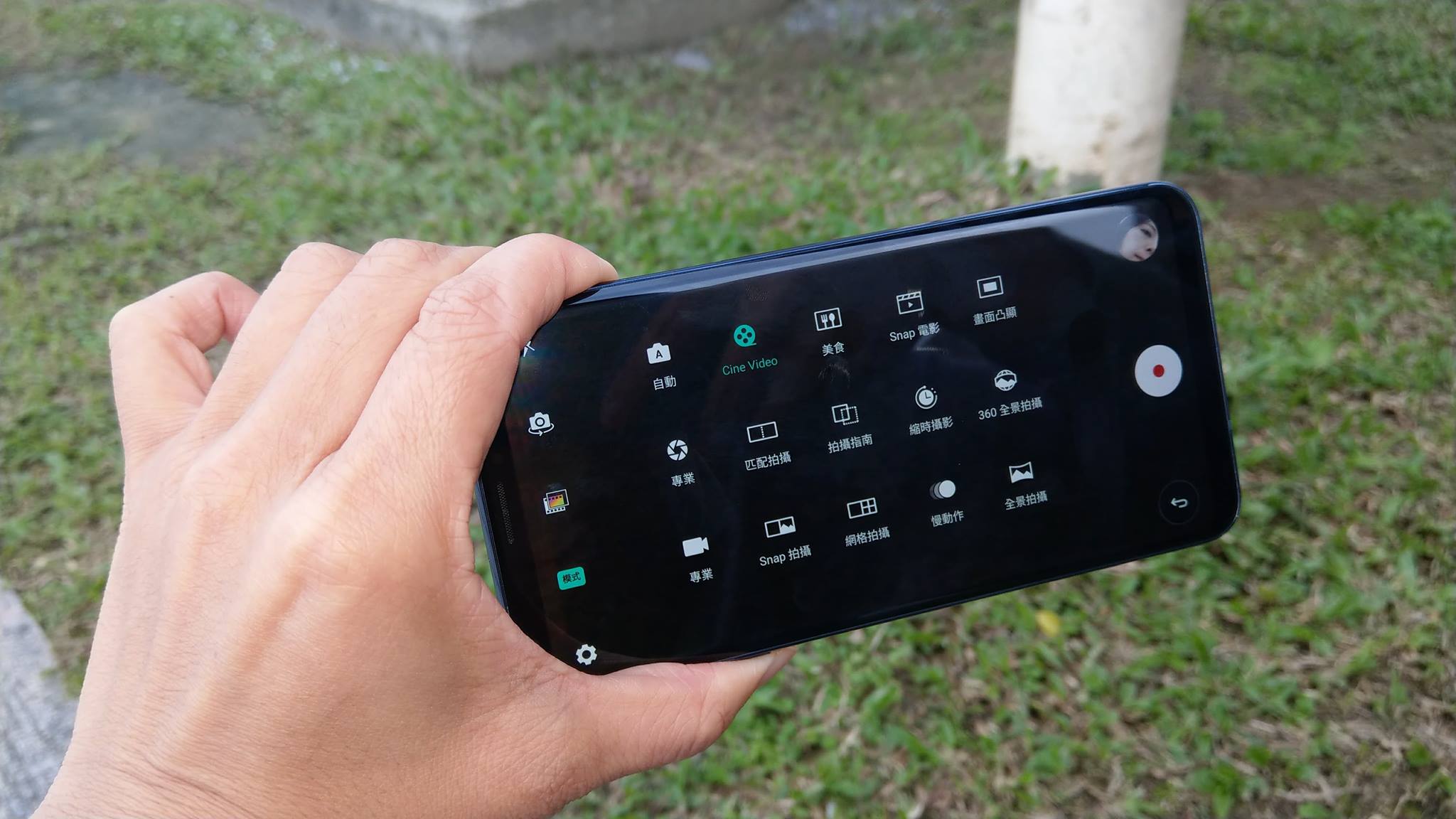 錄影功能，加入內建有15種電影特效濾鏡的「Cine Video」拍攝模式。(圖記者劉惠琴攝）