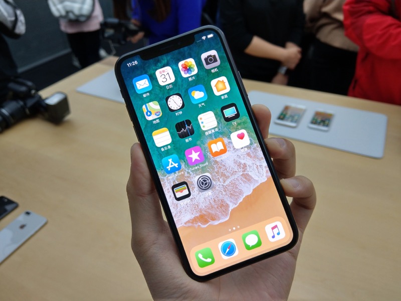 5.8 吋的 iPhone X 是蘋果第一款全螢幕手機。但它的實際可用面積其實略小於 5.5 吋的 iPhone 8 Plus(圖/記者黃敬淳攝)