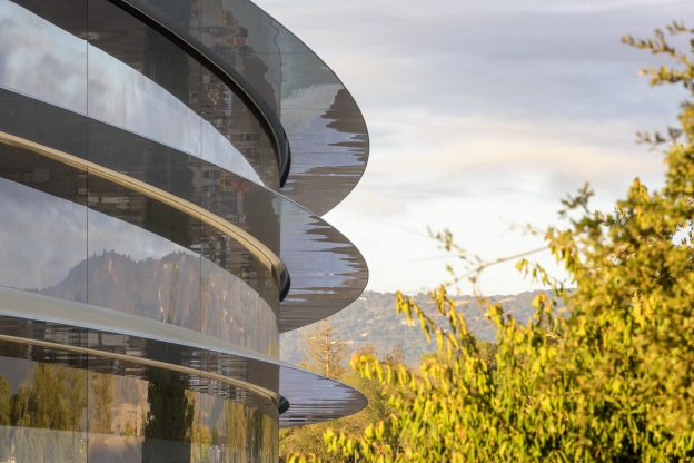 Apple Park 的總部採用圓形、類似飛船般的設計(圖/翻攝自蘋果官網)