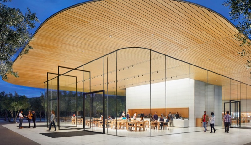 實際上 Apple Park 也有訪客中心。遊客除了能到此點杯拿鐵咖啡(詭異地僅販售熱咖啡、沒有冰飲),也能購買蘋果產品與專屬紀念品(圖/翻攝自蘋果官網)