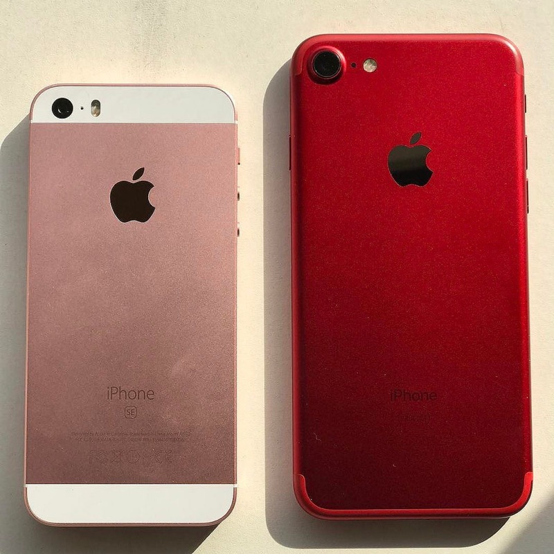 蘋果也曾在今年年中推出紅色版 iPhone 7 來刺激銷量,但隨後為了避免影響 iPhone 8 銷售而下架。左為玫瑰金版 iPhone SE(圖/翻攝自 Flickr)