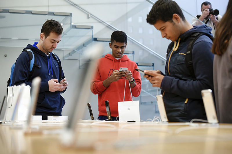 民眾對於購買 iPhone X 的慾望似乎並未如 Apple 所預期。(圖片來源/彭博社)