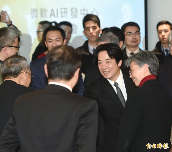微軟今天召開記者會宣布將投資台幣10億在台成立「微軟AI研發中心」,行政院長賴清德也出席見證。(記者方賓照攝)
