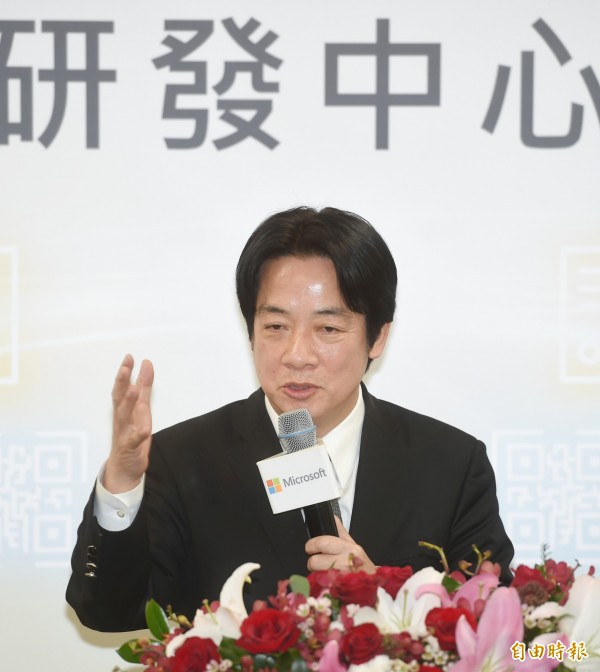 微軟宣布將在2年內投資台幣10億在台成立「微軟AI研發中心」,行政院長賴清德10日應邀出席揭牌儀式。(記者方賓照攝)