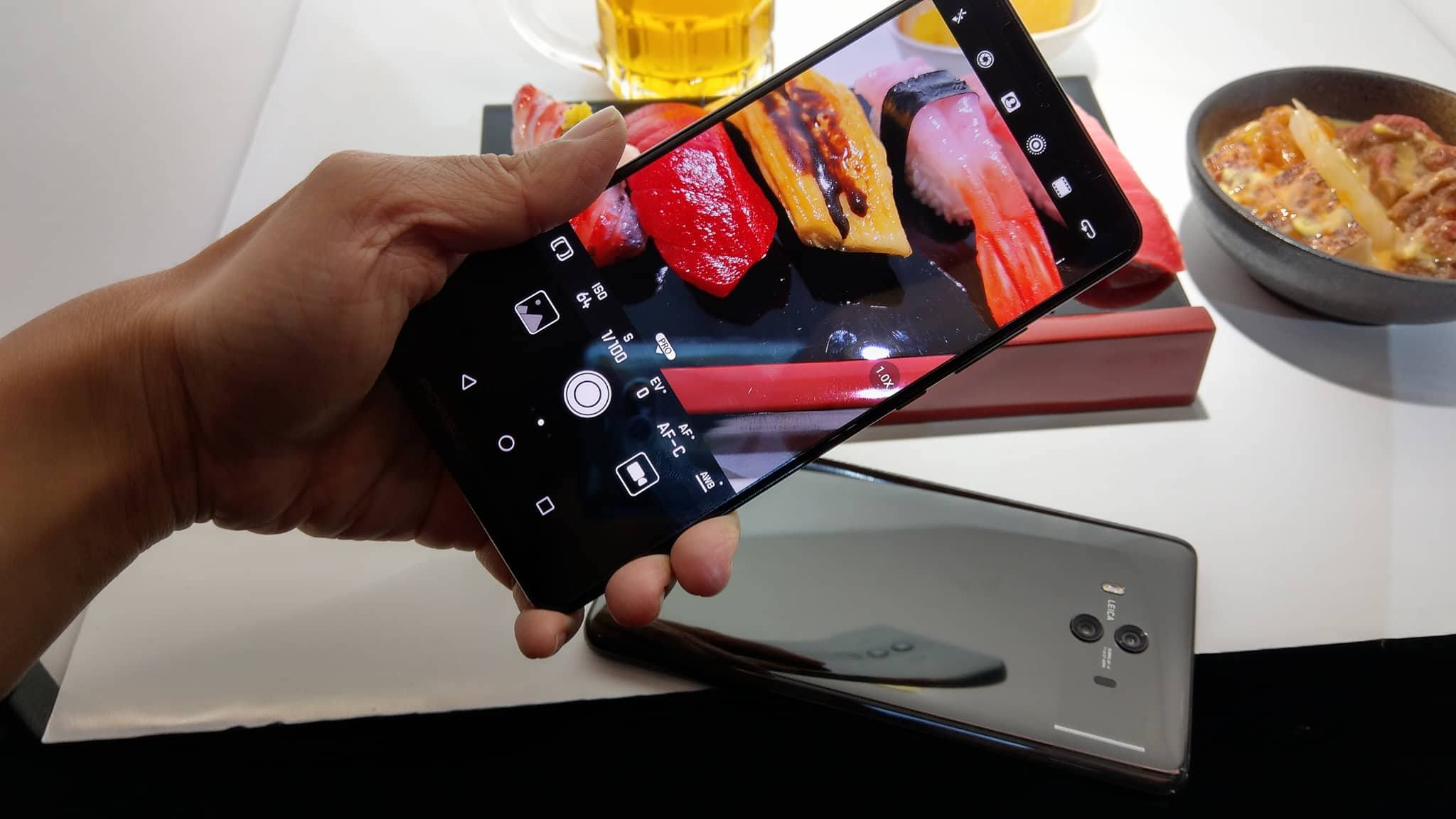 搭載徠卡雙鏡頭HUAWEI Mate 10， 透過AI晶片技術，在影像辨識與處理上效能提升，可支援13種物體與場景的智慧辨識模式，包括人臉、貓狗寵物，此外還支援3D全景拍攝模式。（圖記者劉惠琴攝)