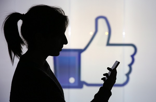 Facebook 將大改演算法,動態牆貼文順序以家人朋友為優先,減少商業與新聞等貼文。(圖/彭博社)
