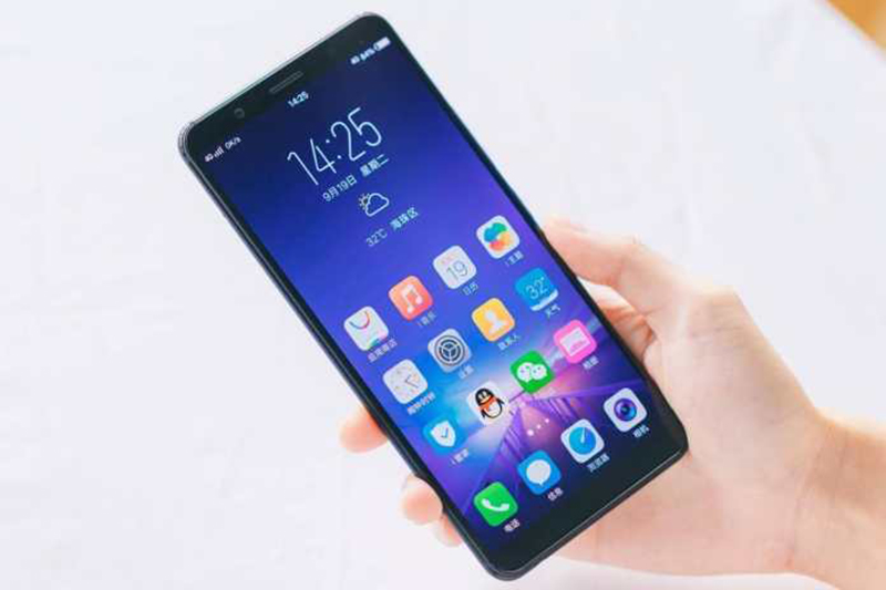 VIVO X20 Plus UD 擁有一面巨大的 6.43 吋、比例為 18:9 的 OLED 顯示螢幕。(圖片來源/KLGadgetGuy)