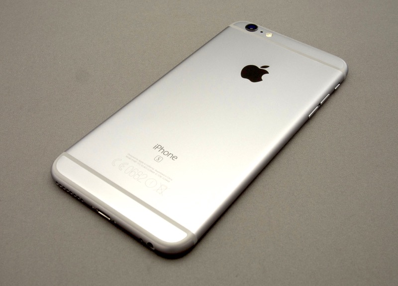 6s Plus 與 6 Plus 外型幾乎沒有差別。較可見的不同是 6s 背面會加上「S」字樣,並有「玫瑰金」這種配色(圖/翻攝自 Flickr)