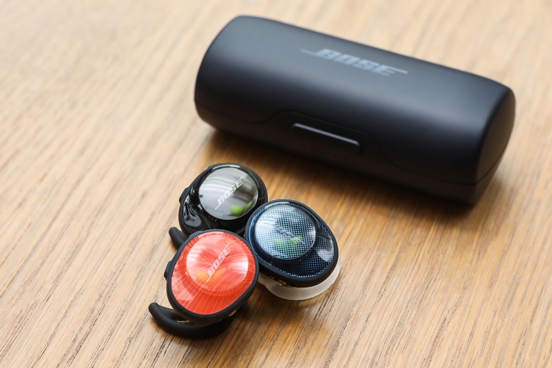 針對運動族推出的SoundSport Free無線藍牙耳機,隨附的磁性充電收納盒,可提供耳機兩次充電,延長共10小時的使用時間。耳機有橙、黑、藍三色可選。(圖/Bose提供)