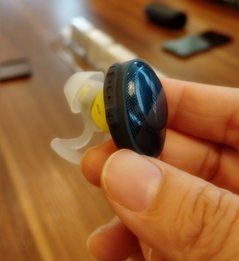 主控的右耳機,內建有支援手機通話的麥克風;機體側邊設置有三個獨立的按鍵,可調整音量大小聲,以及啟動語音聲控的功能鍵。(圖/記者劉惠琴攝)