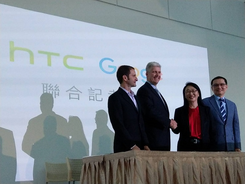 宏達電與Google聯姻。左二為 Google硬體資深副總裁 Rick Osterloh、右二為HTC董事長兼CEO王雪紅、右一為 HTC總經理張嘉臨。(圖記者劉惠琴攝)