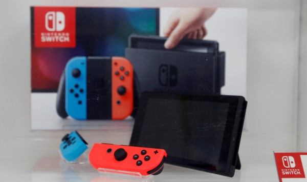 「Nintendo Switch」的線上服務可連動智慧型手機,與其他玩家共同對戰,亦可使用語音功能即時對談。(路透)
