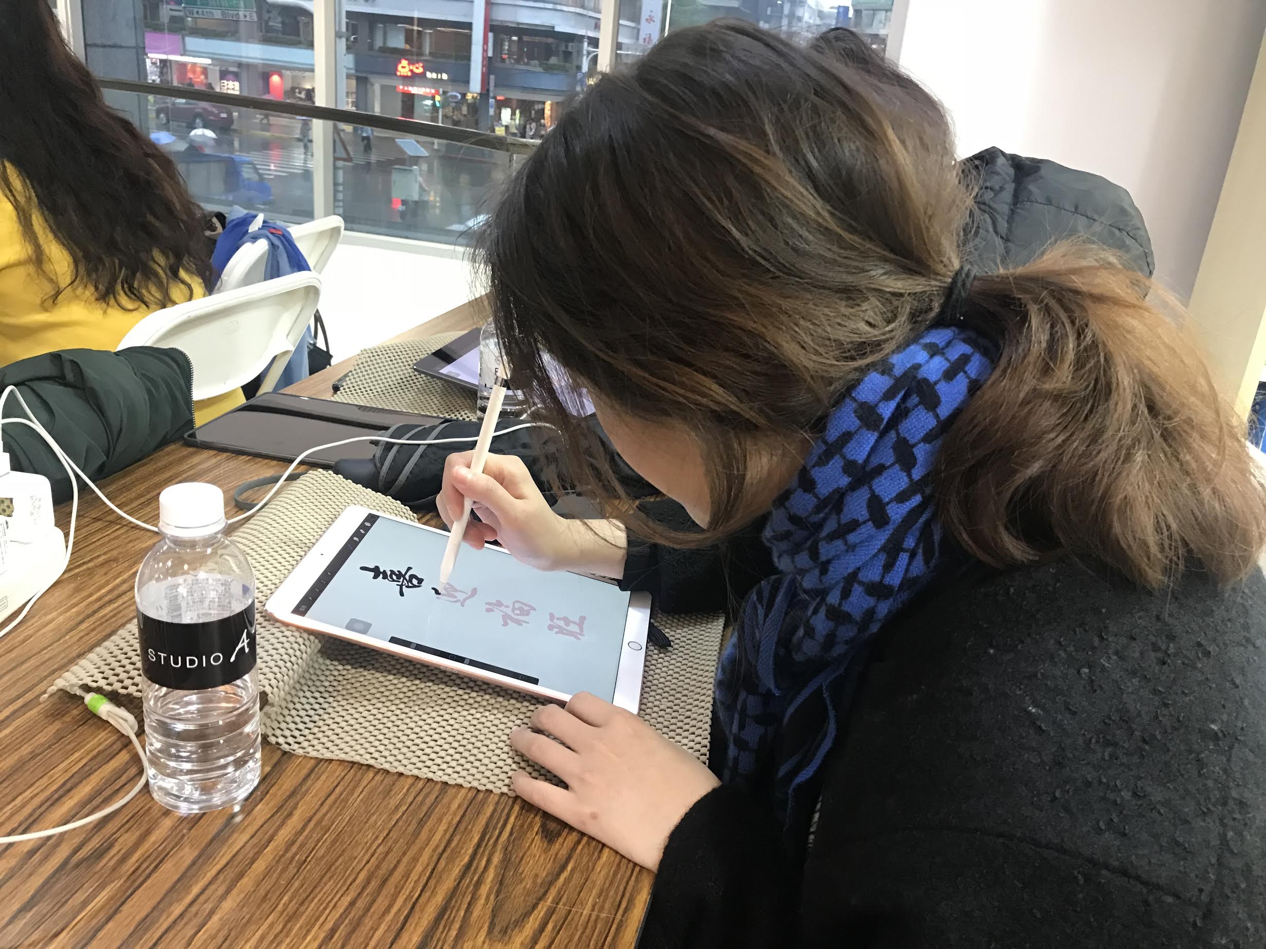 STUDIO A邀請《每日一字》國寶級書法家張炳煌,教會員使用iPad Pro和Apple Pencil寫春聯。(圖/STUDIO A)