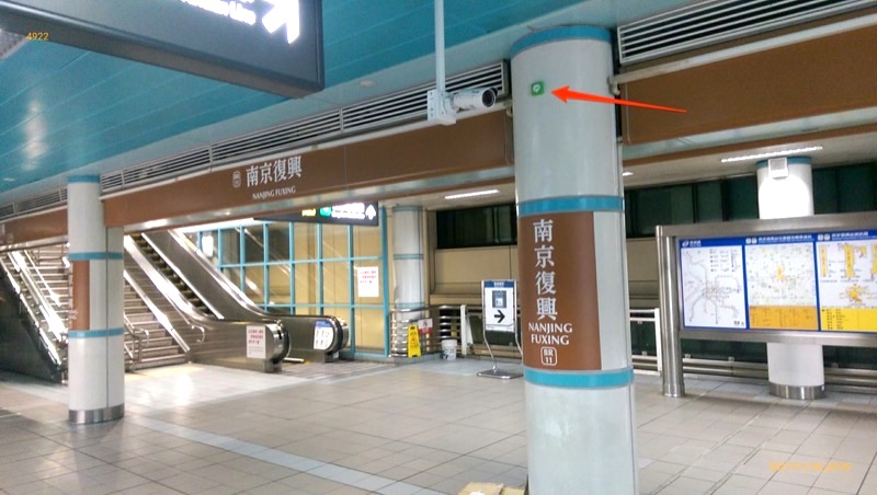 目前在台北捷運七個站點設置的「LINE Beacon」,是一種基於藍牙的低功耗通訊技術,用戶來到訊號範圍時主動傳送訊息,比如:LINE Points 點數獎勵、LINE貼圖獎勵、或指定活動的優惠情報等訊息。(圖/LINE 提供)