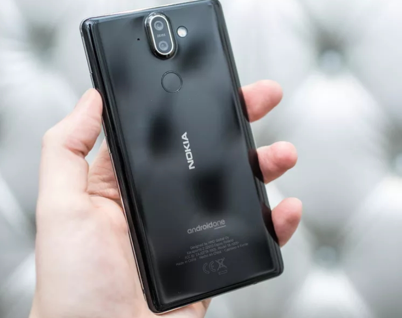 NOKIA 8 Sirocco 主相機採用蔡司雙鏡頭為「1200萬畫素廣角＋1300萬畫素望遠」的組合。機身前後搭載雙玻璃，機身邊框為金屬材質。（圖翻攝自CNET）