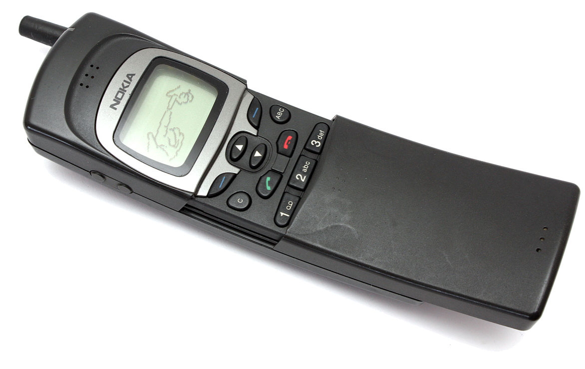 推出距今已有22年歷史的 Nokia 8110，手機功能非常陽春，沒有內建相機，以採用自動向下彈出的滑蓋式設計、人體工學設計貼合臉部的弧形機身，大受市場歡迎，也是許多諾粉們至今仍充滿滿滿回憶的 Nokia 經典手機。（圖翻攝Wiki維基百科）