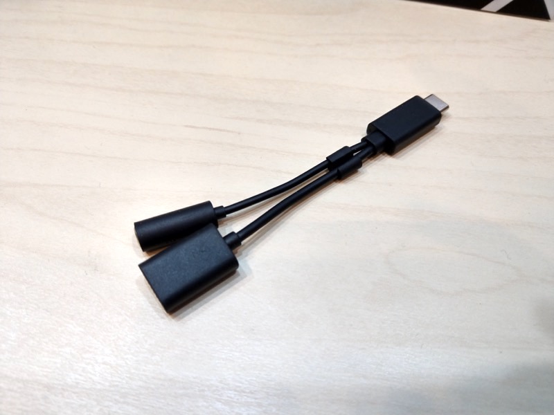 3.5mm 與 USB TypeeC 的二合一轉接頭。不過這款轉接頭僅支援 Sony Xperia 手機（圖／記者黃敬淳攝）