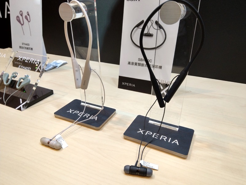 SBH90C 耳掛式無線耳機（圖／記者黃敬淳攝）