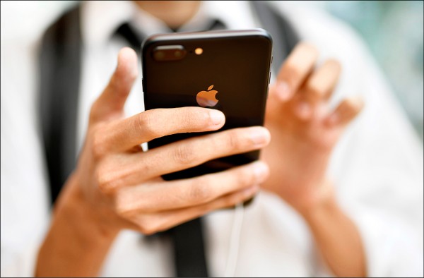 今年下半年新款iPhone傳出機身螢幕側邊的邊框上,將具備有「觸控按鍵」功能。(圖歐新社資料照)