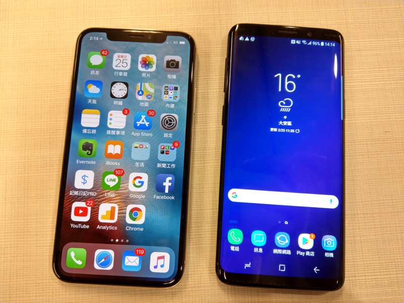 左為 iPhone X、右為 Galaxy S9(圖/記者黃敬淳攝)