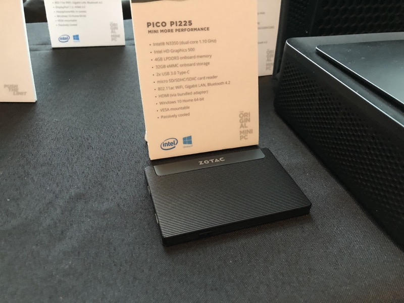 超微型 PC「P1225」,長寬大小約如信用卡(圖/記者黃敬淳攝)