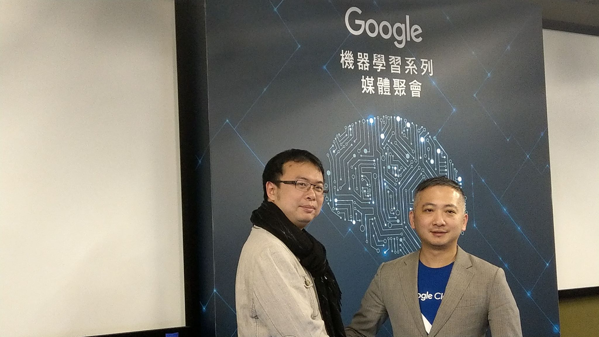 Google宣布台灣企業於雲端導入機器學習應用首例。圖左為和明紡織策略執行顧問李佳憲、圖右為Google雲端企業客戶經理田哲禹。（圖記者劉惠琴攝）