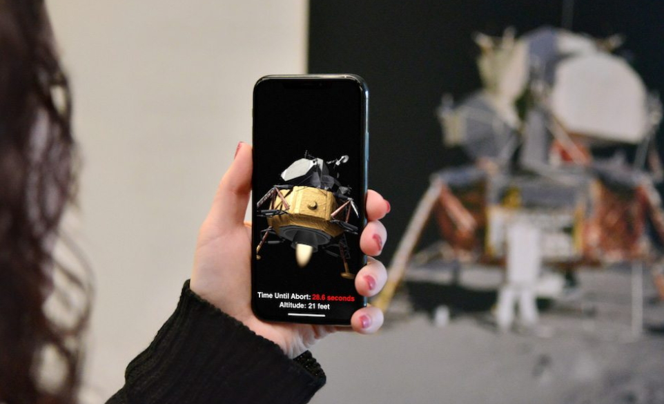 iOS 11.3 beta 5更新版,針對ARKit 擴增實境的操控體驗強化,可更準確地支援辨識門板、牆壁等不規則表面物體,並與 AR 虛擬物件合成,帶來更逼真的體驗。(圖翻攝自蘋果官網)