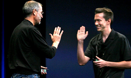 右為 Scott Forstall。據說其性格與賈伯斯最為類似(圖/翻攝自 Flickr,CC BY 2.0)