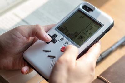 用 iPhone 背面玩「Game Boy」經典遊戲?裝上這款復古手機殼就可以 用 iPhone 背面玩「Game Boy」經典遊戲?裝上這款復古手機殼就可以