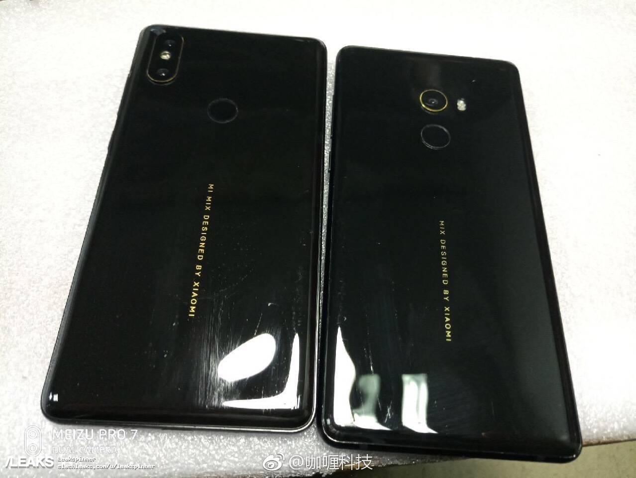 左為小米MIX 2s、右為小米MIX2。新品似乎參考了與 iPhone X 類似的雙鏡頭設計(圖/翻攝自 SLASHLEAKS)