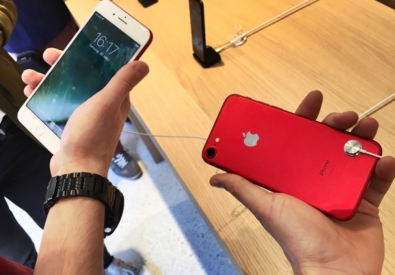 圖為紅色版的 iPhone 7(圖/翻攝自 Flickr,CC BY 2.0)