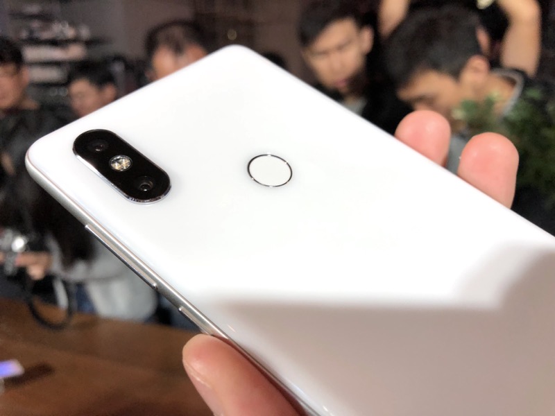 小米MIX2S 改為直立式雙鏡頭。外觀設計上不得不說有點類似 iPhone X(圖/記者黃敬淳攝)
