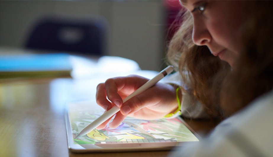 蘋果正式發表2018新款9.7吋iPad 搭配 Apple Pencil。(圖片來源/蘋果)
