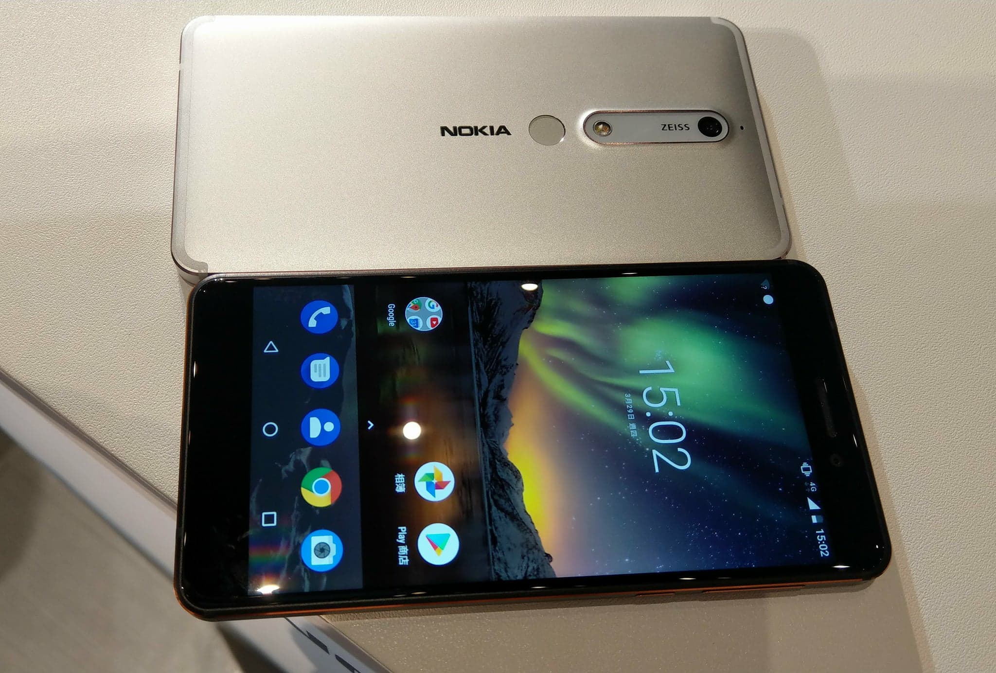 主相機搭蔡司鏡頭的全新 Nokia 6,螢幕5.5吋,機身顏色有黑、銀兩款可選,4GB記憶體搭64GB容量版,4月在台上市,單機售價7990元。(圖記者劉惠琴攝)