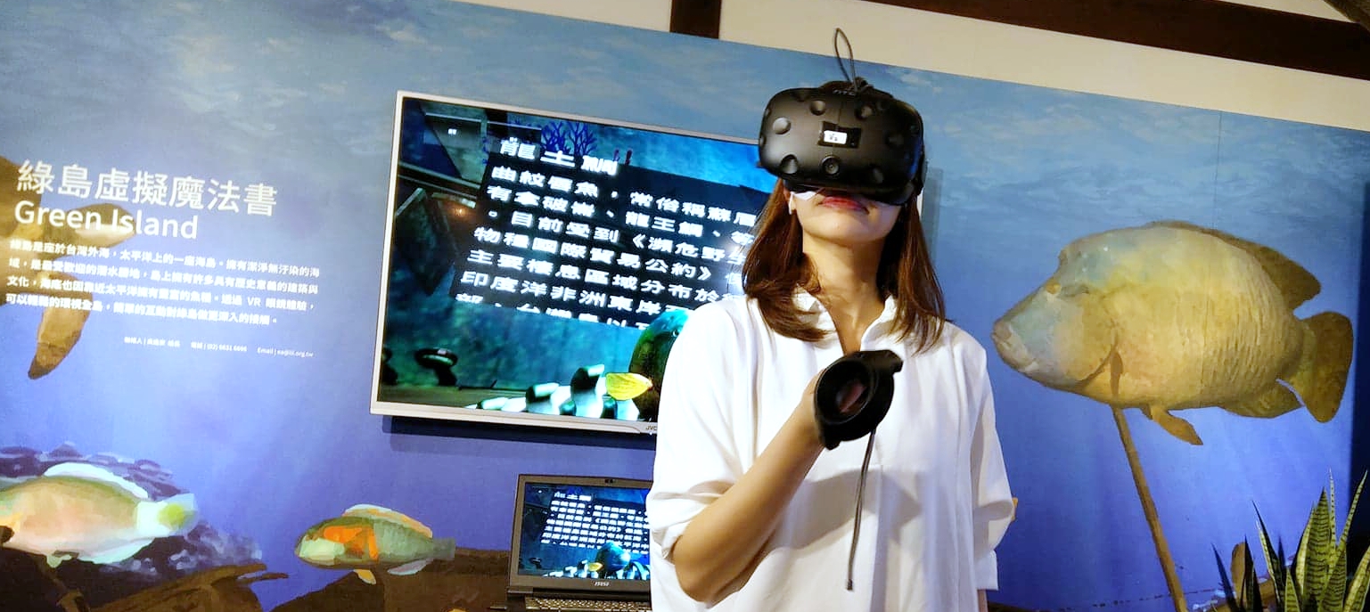 現場宛如小型的科技遊樂園,來到這裡可體驗到最熱夯的 VR 虛擬實境遊戲,一秒就能「上山下海」,從台北穿越到綠島、越南下龍灣,登雪山攻頂。(圖記者劉惠琴攝)