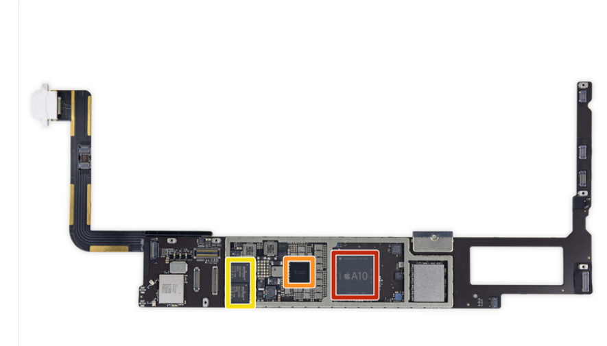 觸控螢幕控制器部分，採用2顆博通 BCM15900B0 晶片(如圖黃色框），此規格則是和10.5吋iPad Pro同級。（圖翻攝自iFixit)