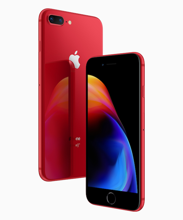 此次紅色版 iPhone 8 相比去年的 iPhone 7,正面改為黑色(圖/翻攝自蘋果官網)