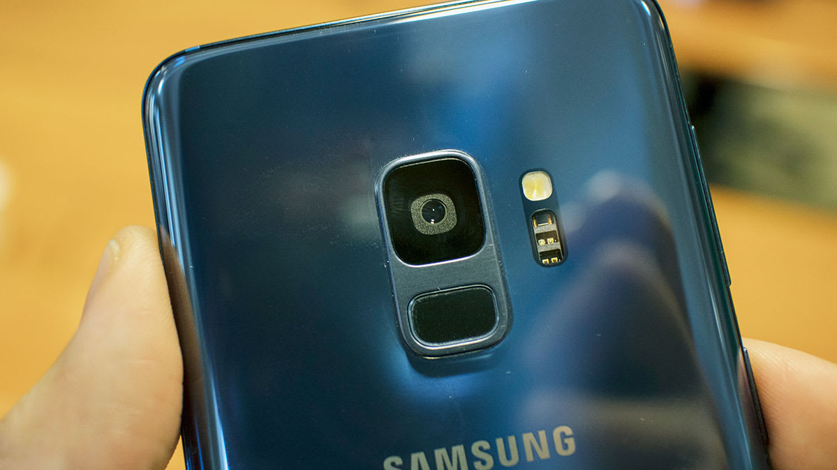 S9 「指紋辨識器」的位置，改為移到機身主相機鏡頭的下方位置，可減少誤觸。（圖翻攝自《消費者報告》）