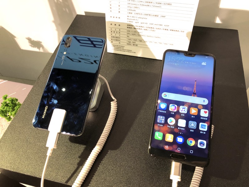 P20。其身形尺寸接近 iPhone 8(圖/記者黃敬淳攝)