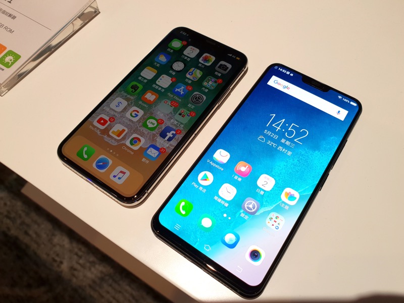 圖左為 iPhone X、右為 vivo X21(圖/記者黃敬淳攝)