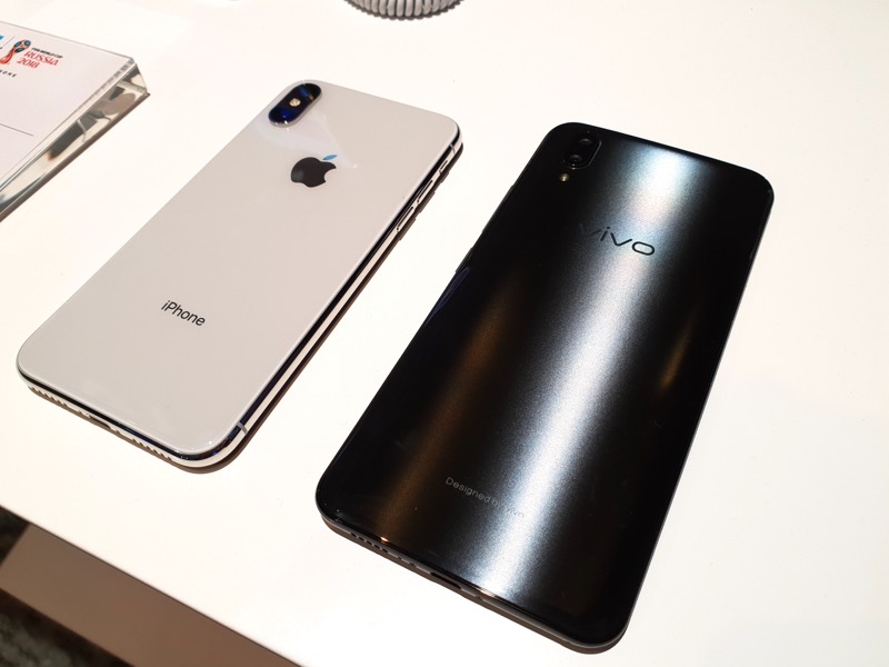 圖左為 iPhone X、右為 vivo X21(圖/記者黃敬淳攝)