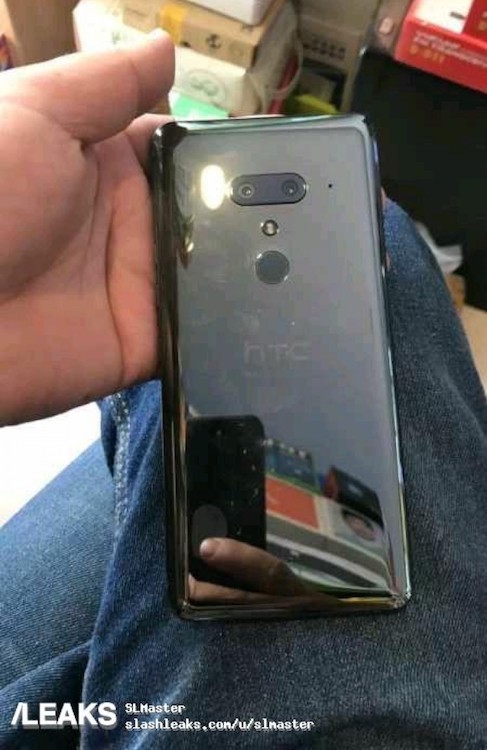 HTC U12+ 的諜照。雙鏡頭、指紋感測與閃光燈的排列,看起來頗像靈長類的臉(圖/翻攝自 SLASHLEAKS)
