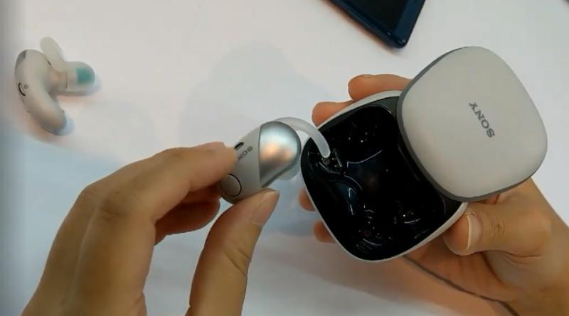 針對運動族推出的SONY「WF-SP700N」無線藍牙耳機,可連續播放音樂3小時。搭配隨附的磁性充電收納盒,可提供耳機兩次充電。(圖/記者劉惠琴攝)