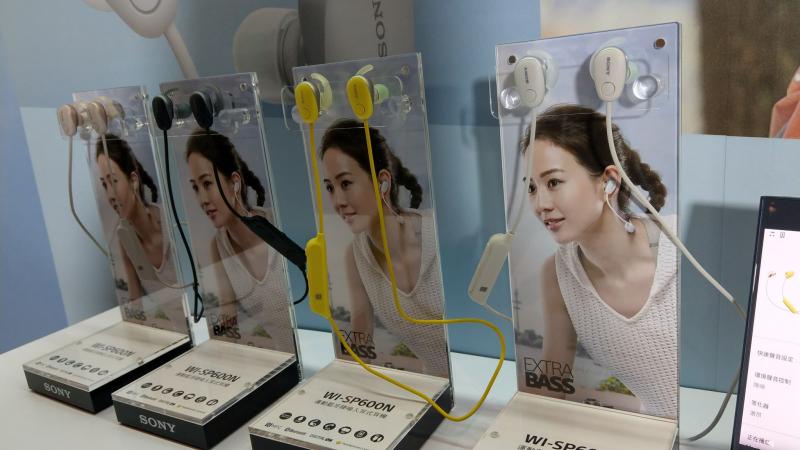 SONY新款頸掛式耳機「WI-SP600N」,內建數位降噪、重低音功能,售價4,990元。