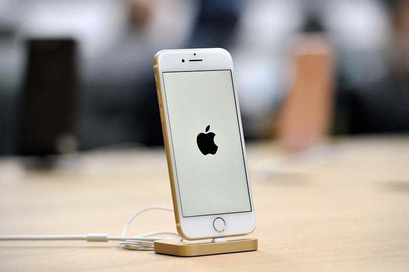 今年新一代 iPhone 隨附充電器,傳出外形將有新設計,並可能具備支援 18w 快充。(圖片來源/歐新社)