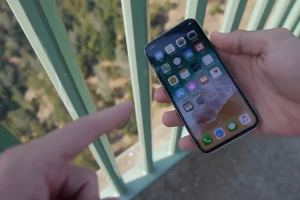 史上最貴 iPhone X 極限測試!從 300公尺高空摔落,實測結果是... 史上最貴 iPhone X 極限測試!從 300公尺高空摔落,實測結果是...