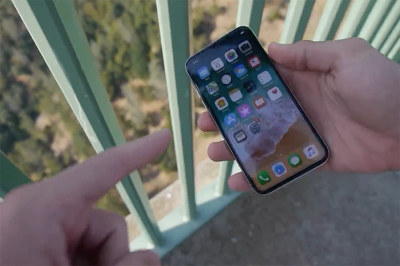 史上最貴 iPhone X 極限測試!從 300公尺高空摔落,實測結果是... 史上最貴 iPhone X 極限測試!從 300公尺高空摔落,實測結果是...